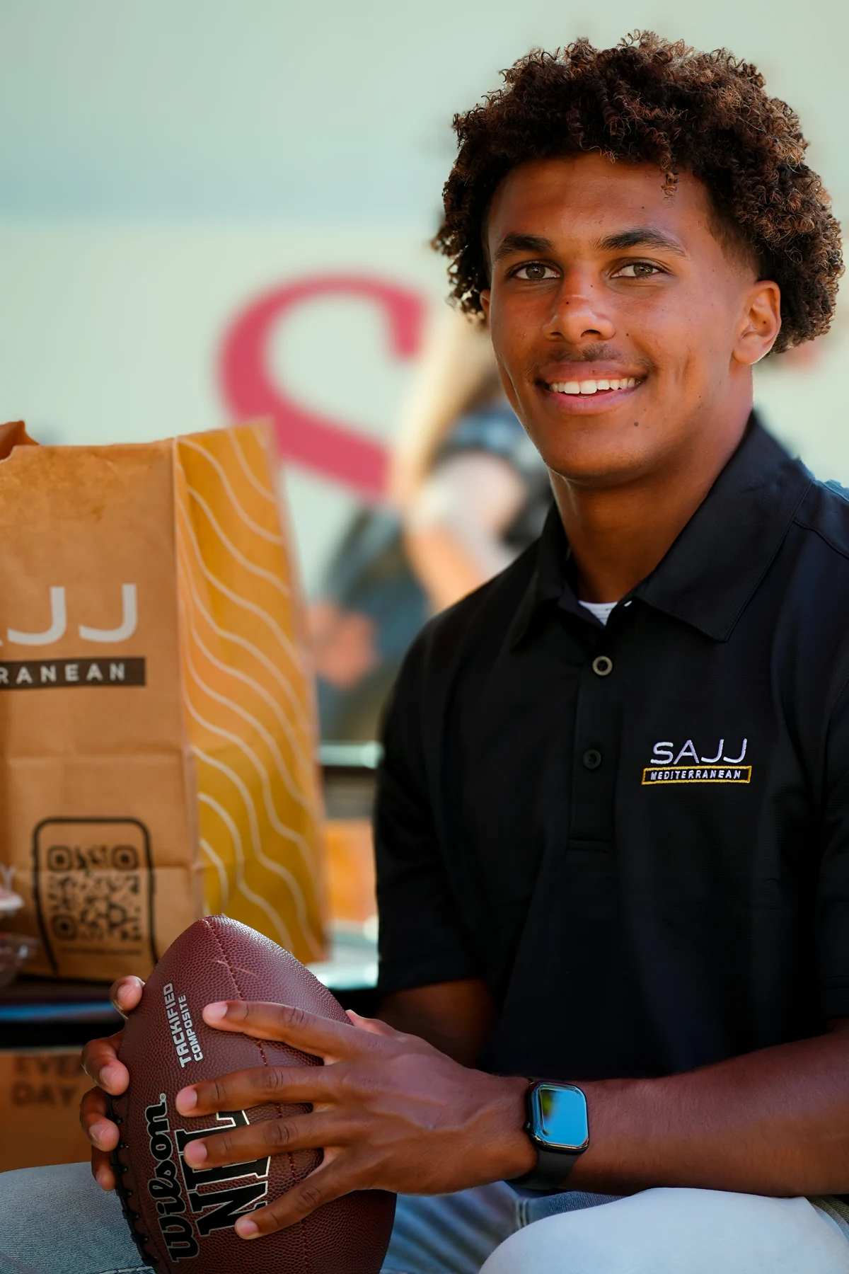 Retrato con bolsa y bebida de SAJJ